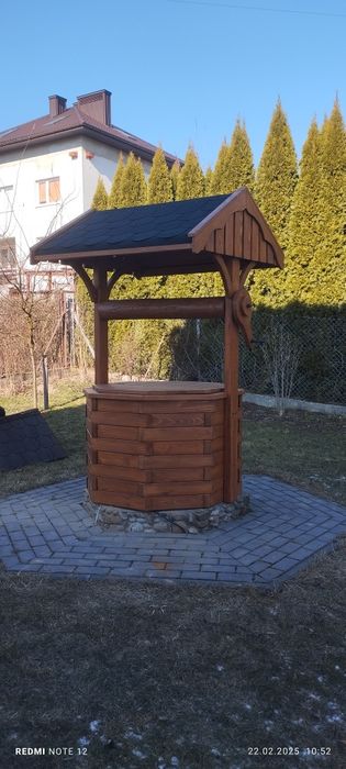 Drewniana obudowa studni