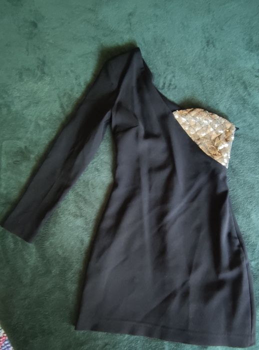 Плаття з маєтками на одне плече