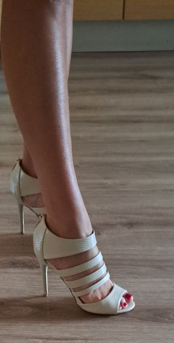 Szpilki damskie kremowe.