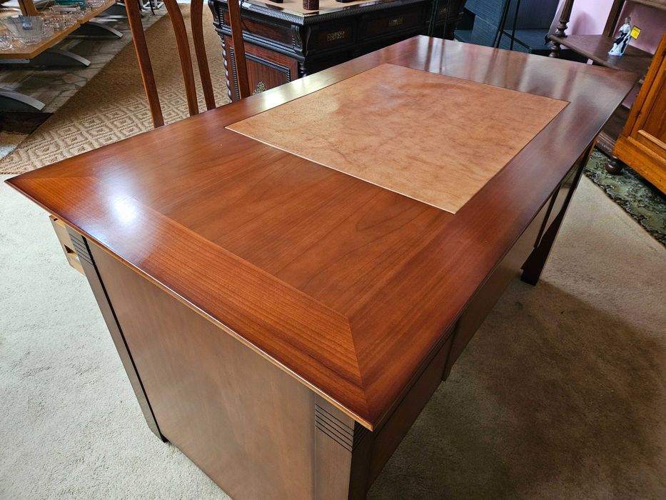 Excelente secretária em madeira maciça - óptimo estado e qua