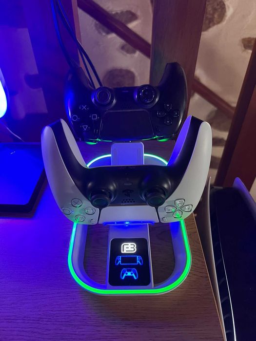 PS5 com 2 comandos + base de carregamento + LED gaming