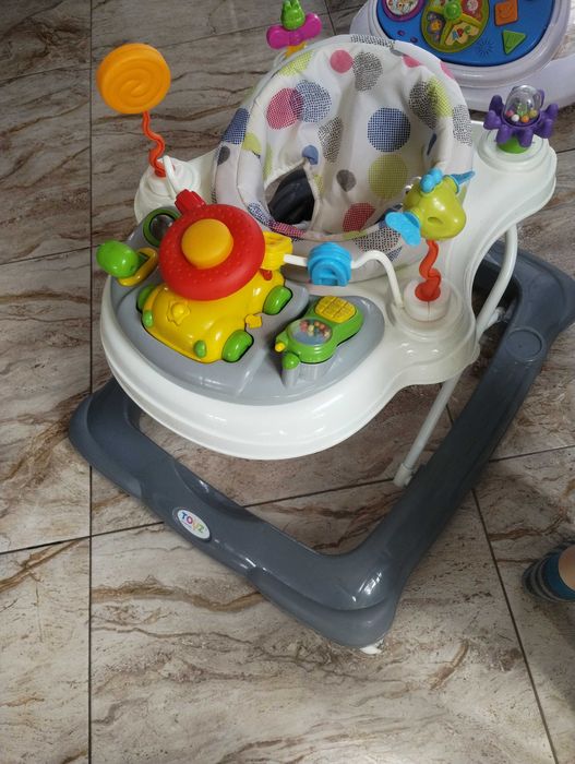 Chodzik z obrotowym siedziskiem babywalker