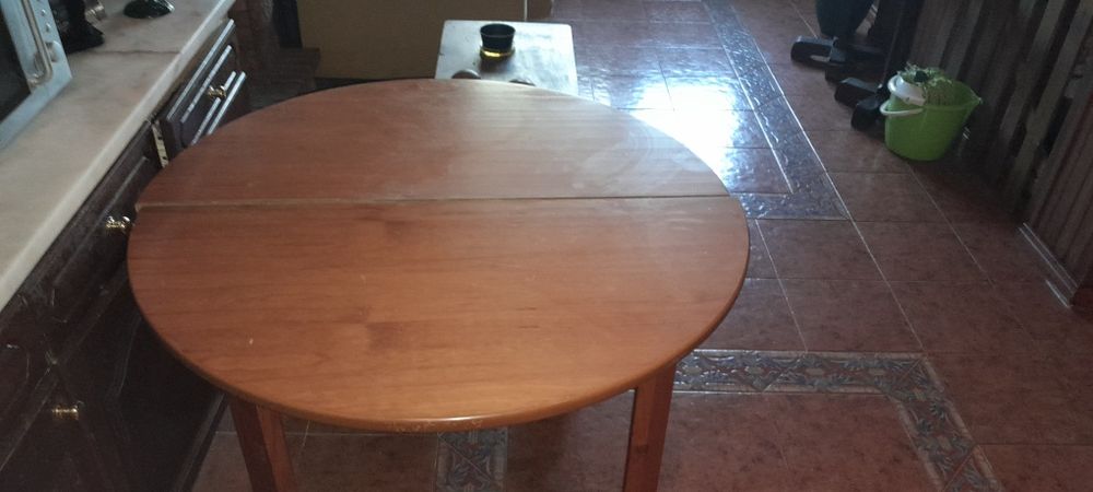 Mesa retráctil redonda com cadeiras
