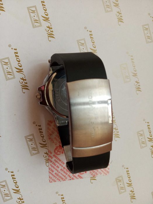 Чорний чоловічий годинник