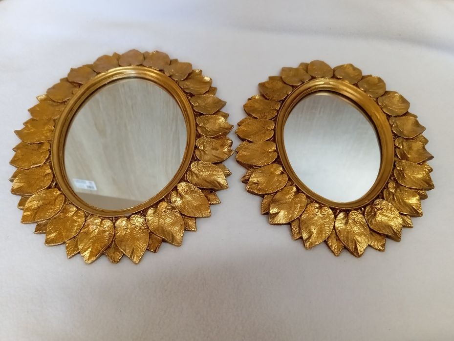 Lustra w złotych ramach