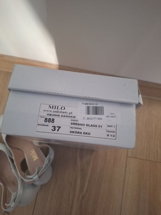 Buty ślubne na słupku