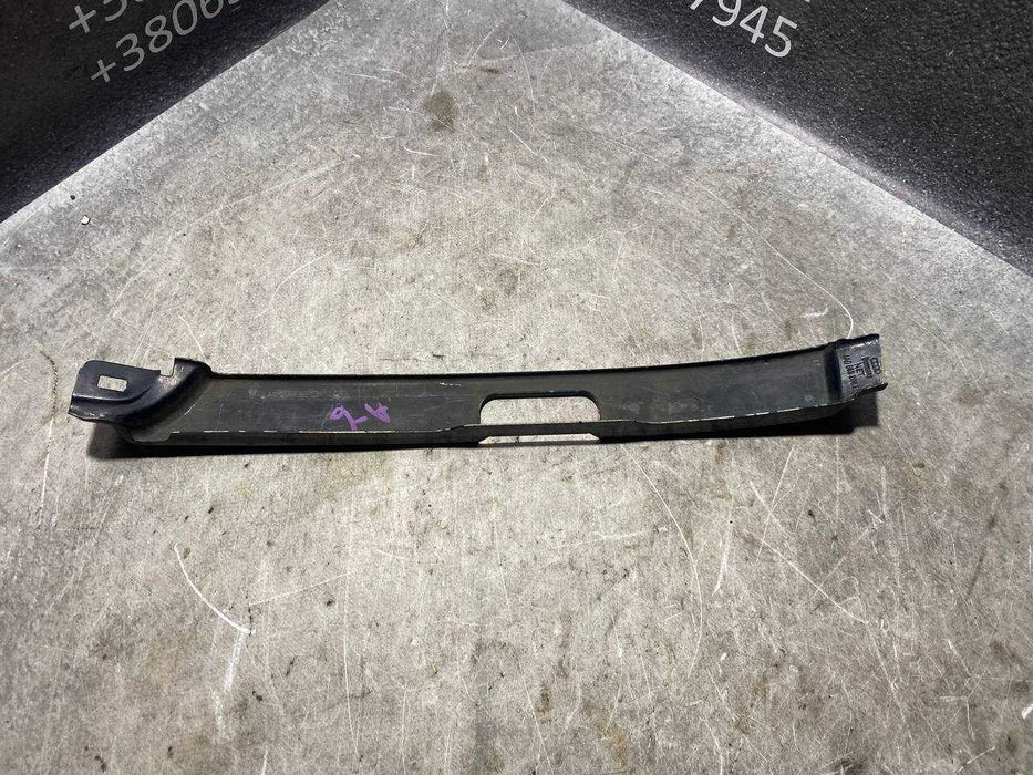 Накладка молдингвія під праву фару з отвором під омивач Audi 100/A6 C4