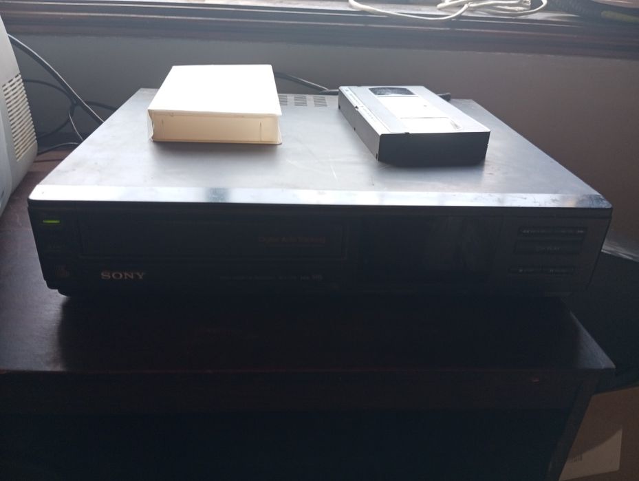 Vendo leitor de VHS com televisão e mais de 100 VHS