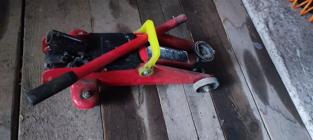 Домкрат подкатной и бутылочный