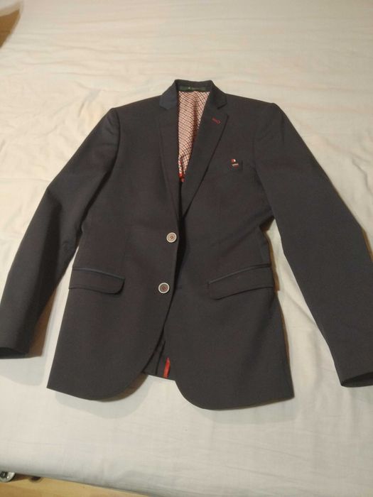 Granatowy garnitur męski