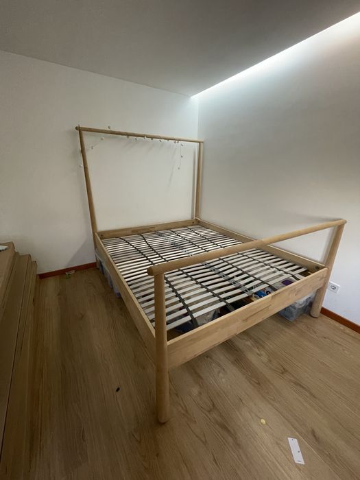 Cama IKEA em madeira natural - estrado incluído