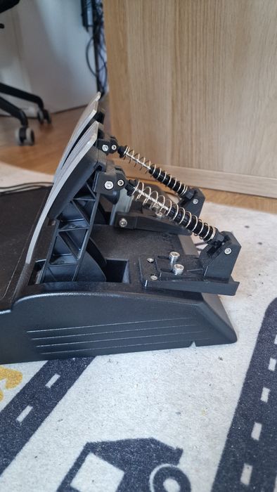 Kierownica Thrustmaster t300 + pedały