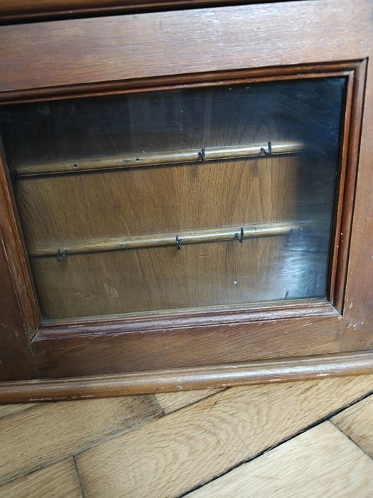 Stara, drewniana szafka na klucze i ramki na zdjęcia