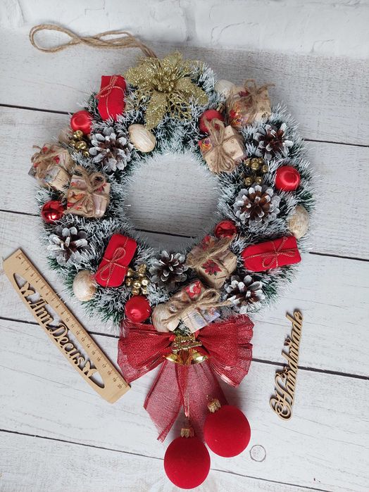 Świąteczny wianek na drzwi. Wieniec bożonarodzeniowy. Handmade