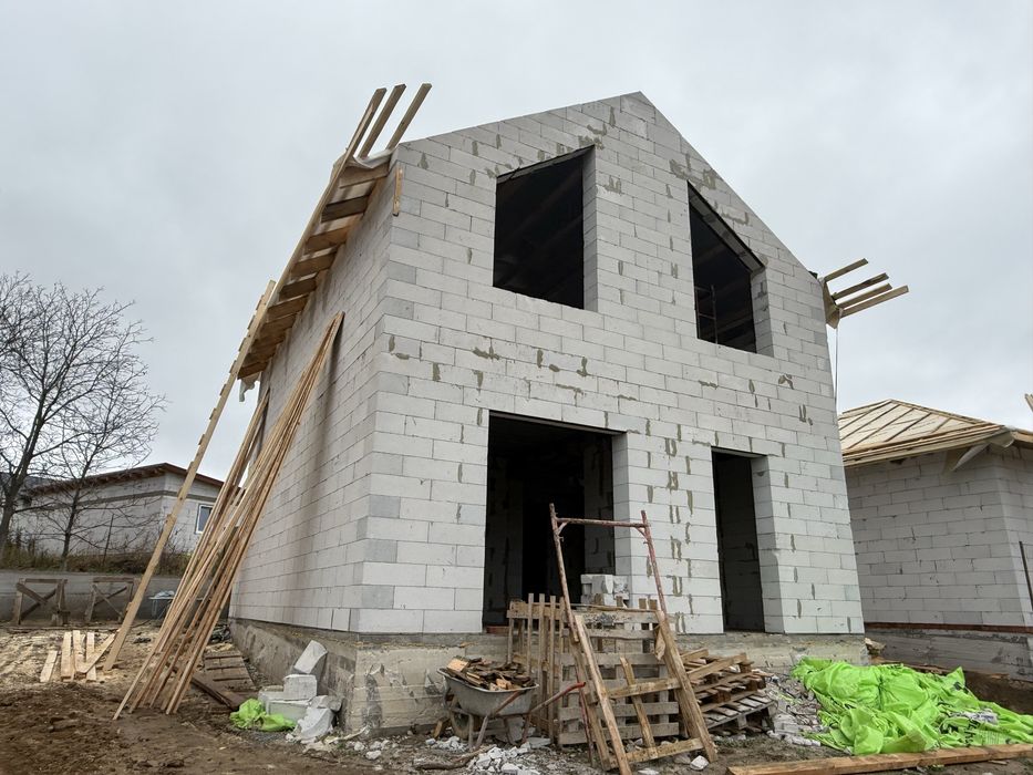 Продам двох поверховий будинок