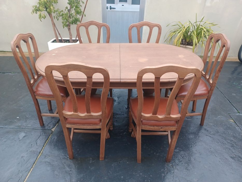 Mesa e cadeiras de sala