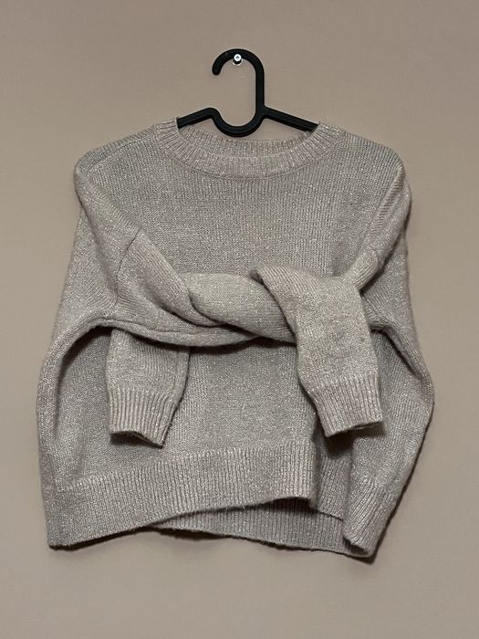 Jasny, krótki sweterek ze świecąca nitką