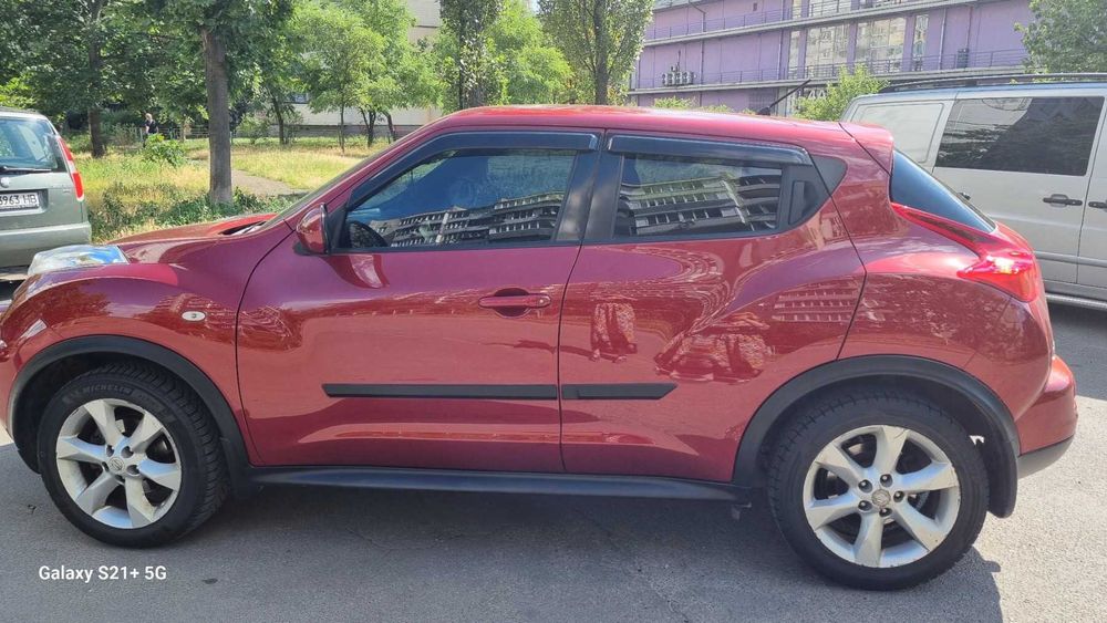 Продам автомобиль Nissan Juke 2012 года красного цвета