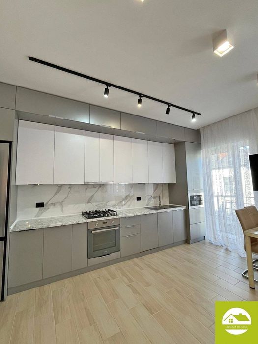 Перша здача.Квартира зі світлом! Здається трикімнатна велика квартира