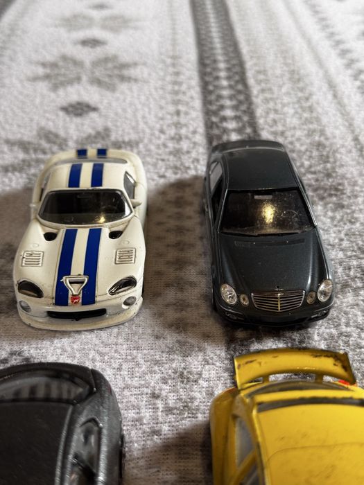 Lote de 13 miniaturas de variadas marcas de carros