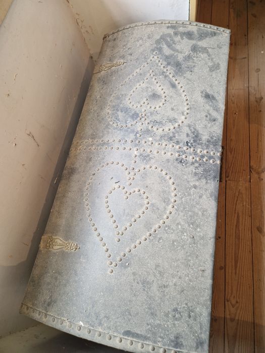 Baú em pele e madeira