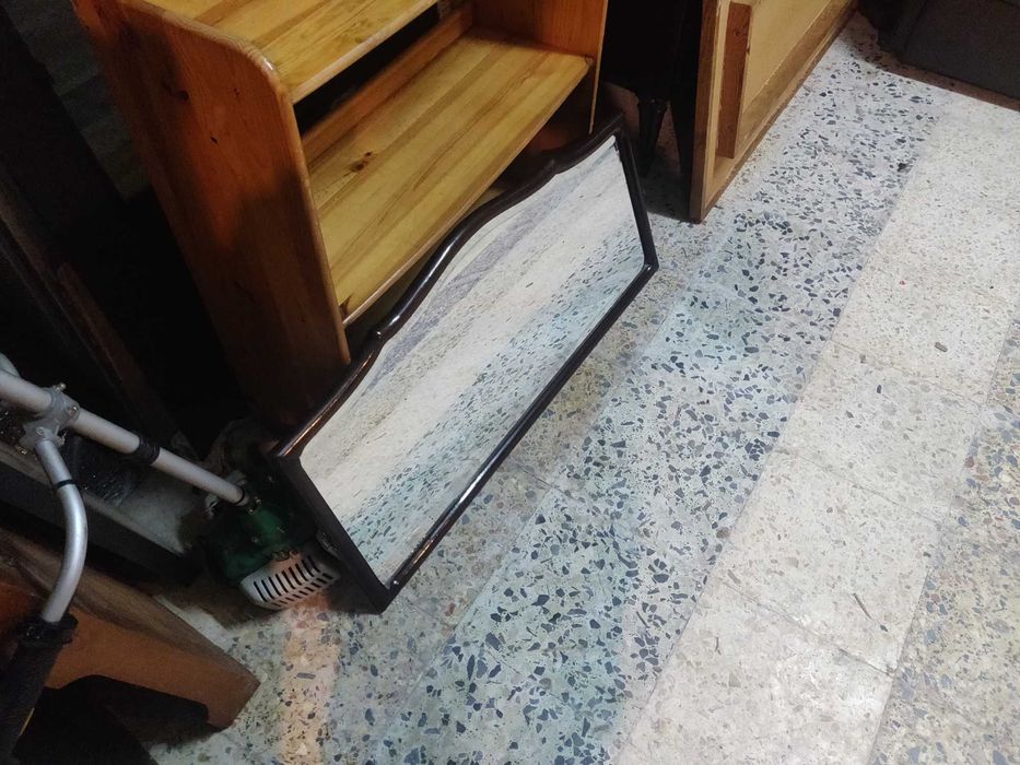 Espelho com moldura em madeira