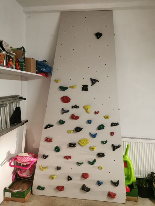 Ścianka do wspinaczki, uchwyty kamienie wspinaczkowe