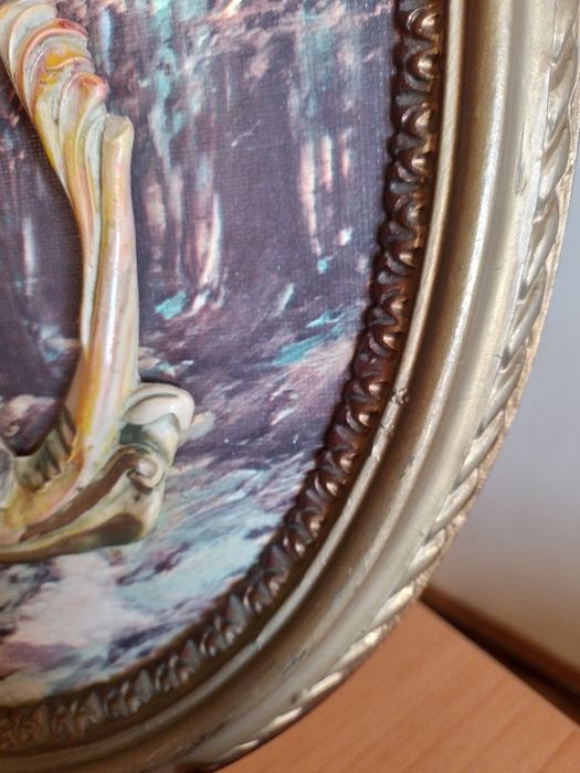 Quadro oval italiano com figuras em relevo