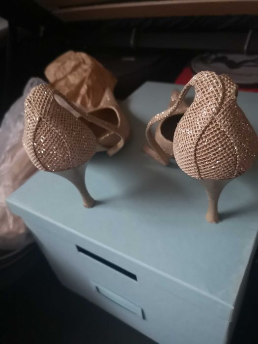 Sprzedam buty na Sylwestra w kolorze złotym rozmiar 39