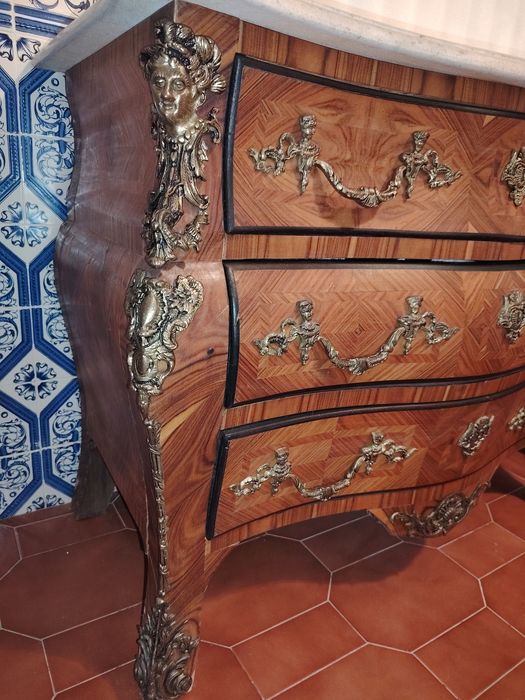 Cómoda Estilo Luis XV com Aplicações em Bronze