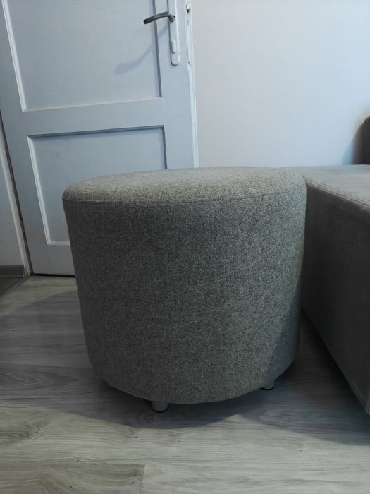 Pufa szara na nóżkach