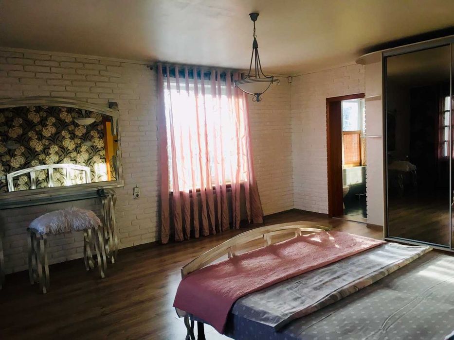 Дом 450 кв. До 35 человек. Сауна, беседка, теннис, генератор, бассейн.