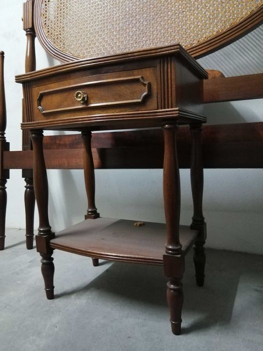 Cama em madeira com cabeceira em palhinha