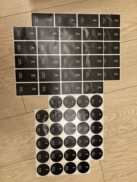 Stojak na przyprawy ze słoiczkami 24 szt z drewna akacjowego 120 ml