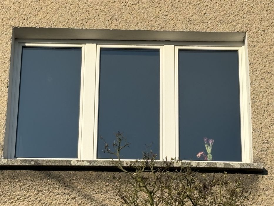 białe okna ścienne trzyskrzydłowe dwuszybowe na sprzedaż używane