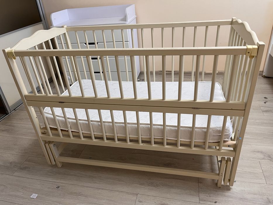 Дитяче дерев’яне ліжечко з маятником + матрац 120×60 см