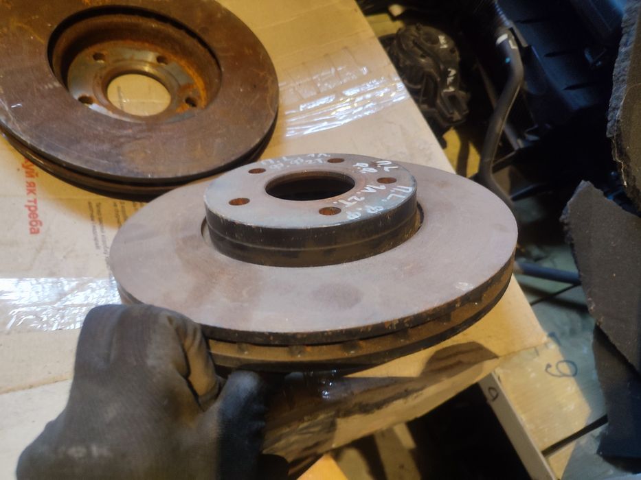 Передній правий лівий гальмівний тормозной диск Форд Фокус МК3 Фієста