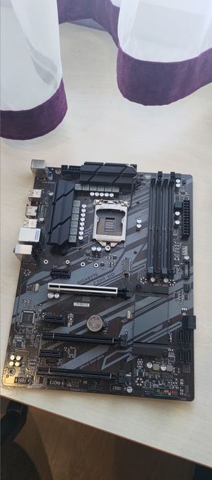 Материнська плата Gigabyte Z390 UD