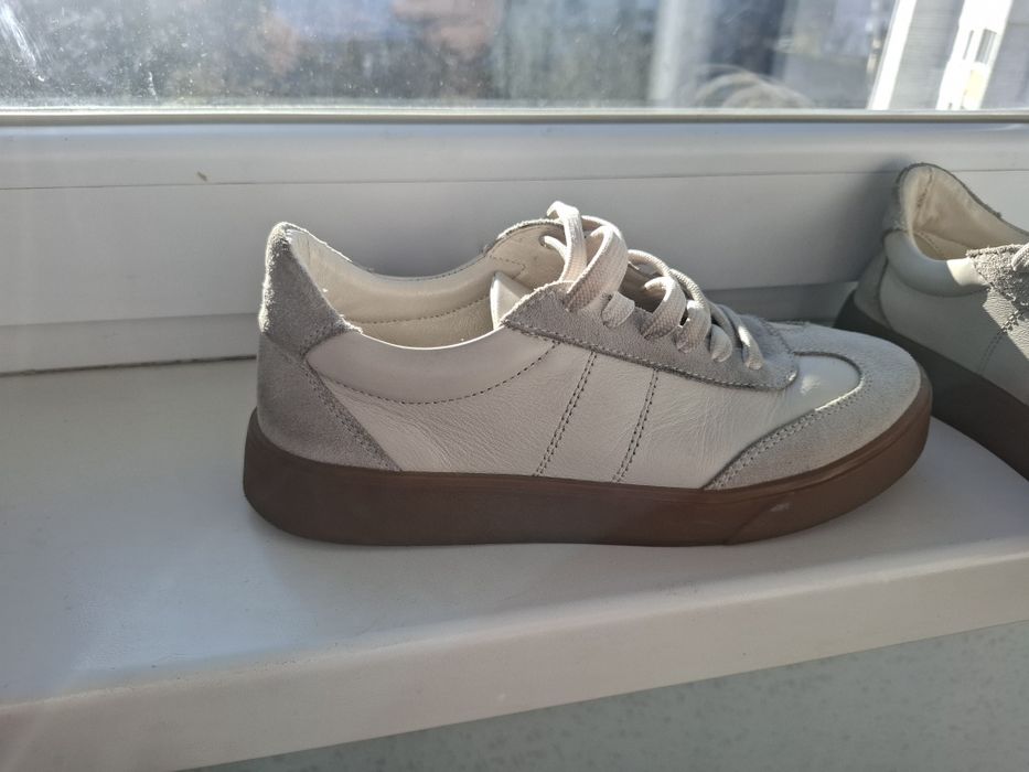 Кросівки  .   .  .