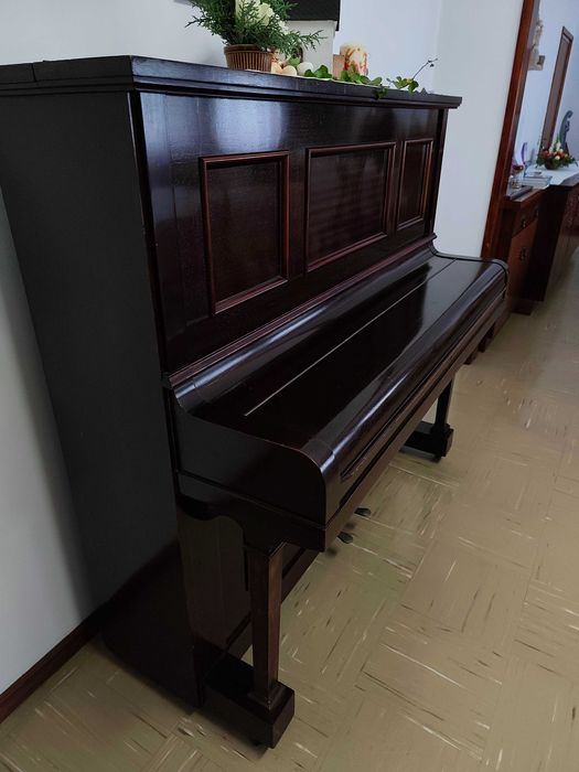 Piano Wagner em ótimo estado de conservação