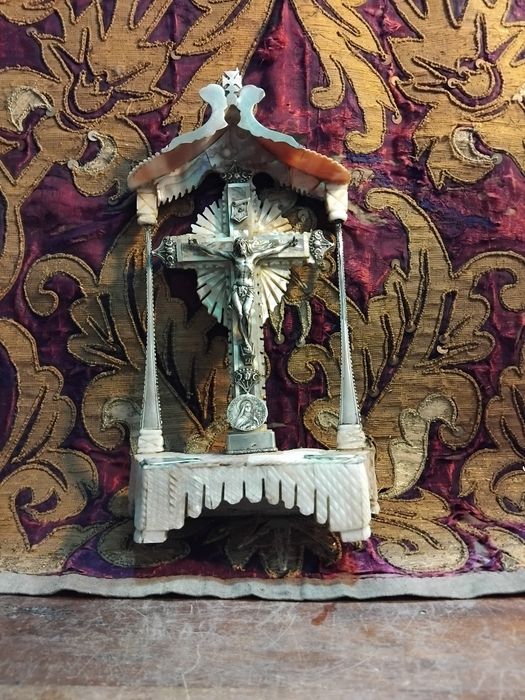 Crucifixo em prata e madrepérola antigo