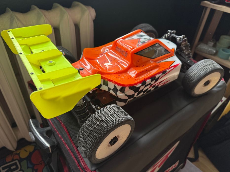 Model xray  xb8e ’23 podwozie