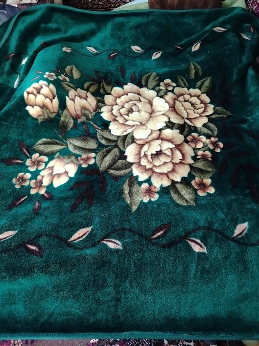 Теплий плед смарагдового кольору.