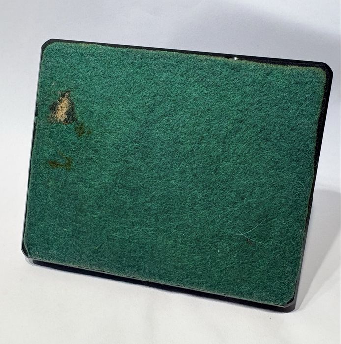 Antigo tinteiro esférico cromado com base em vidro preto