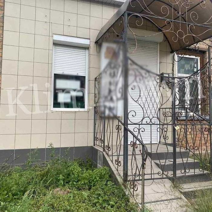 Продається фасадне приміщення в р-ні податкової