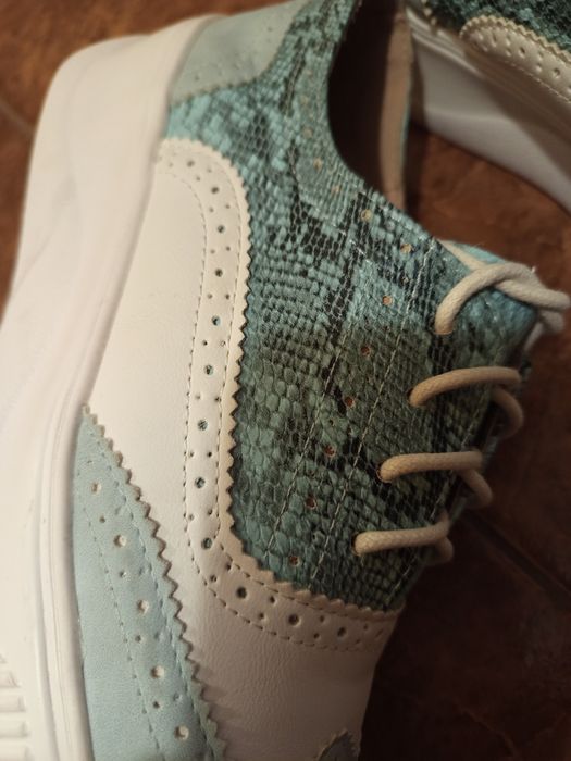 Błękitno białe buty sportowe 40