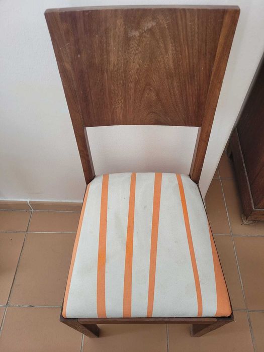 8 pessoas felizes à roda desta MESA