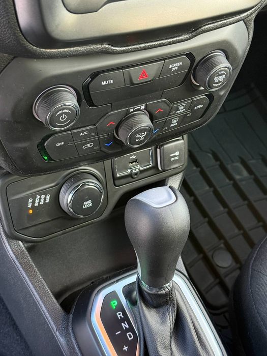 Jeep Renegat гарне авто