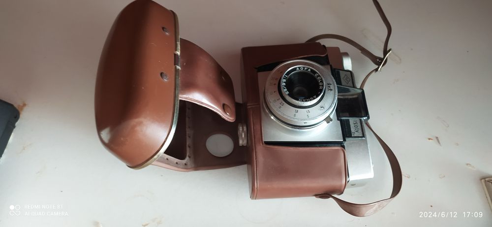 Máquina fotográfica Agfa Isoly vintage com flash Braun
