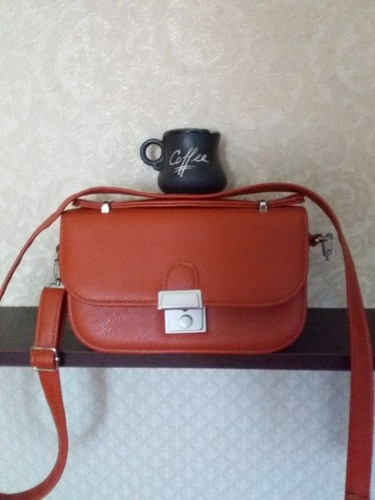 Сумочки две маленькие.